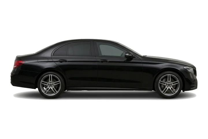 Zwarte Mercedes E-Klasse sedan, van opzij