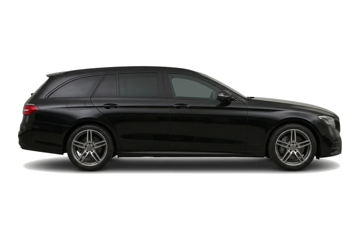 Zwarte Mercedes E-Klasse stationwagen, van opzij
