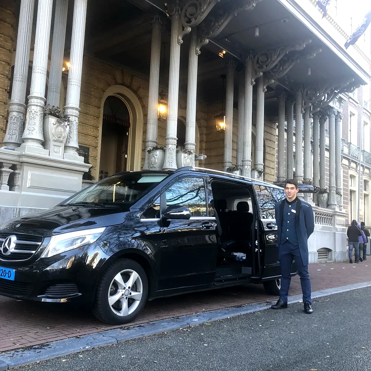 Onze chauffeur haalt u persoonlijk op met de Mercedes V-klasse