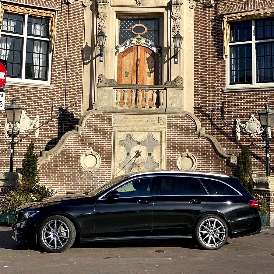 Mercedes E-klasse Estate bij Raadhuis